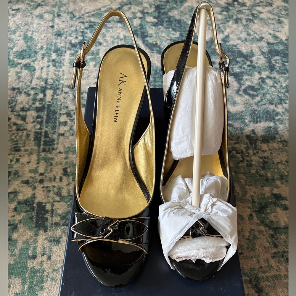 Anne Klein “Mancini” Black Patent Slingback Peep-Toe Wedges with Bow, sz 9, NWT